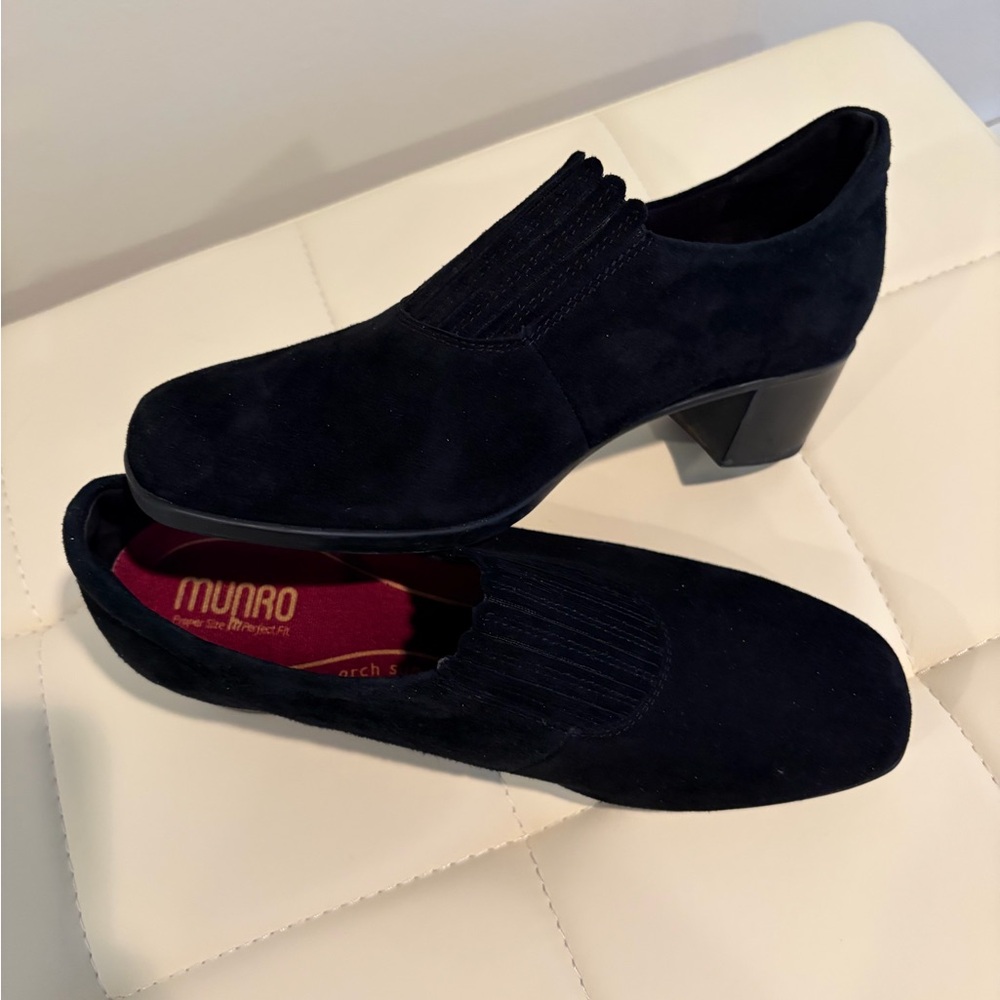 Munro black suede ankle booties - Picture 6 of 7